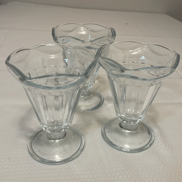 Set of 3 Vintage Anchor Hocking Tulip shaped Dessert   Ice Cream Sundae Glasses - Picture 3 of 6
